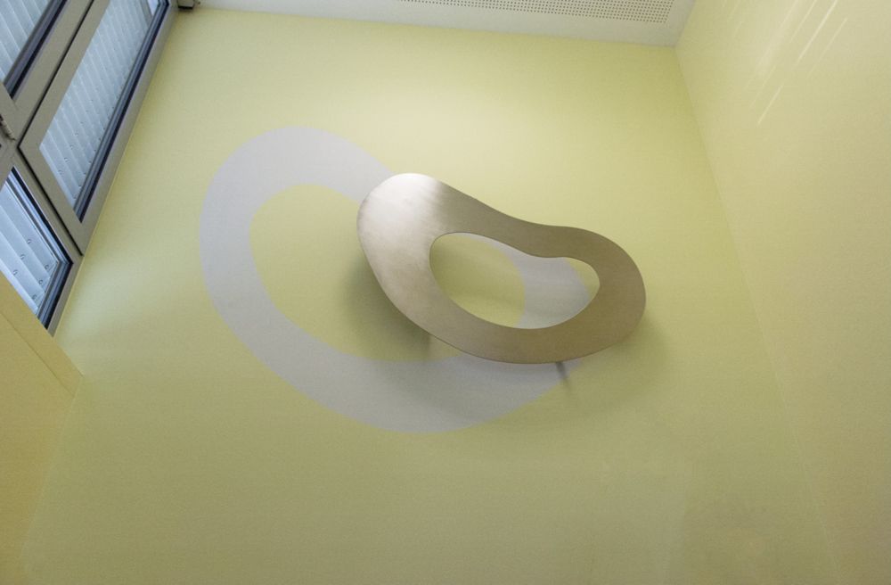 Im Tageslicht treten Edelstahlform und Farbform miteinander in einen Dialog.