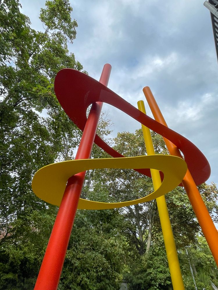 Linien und Flächen entfalten ein gemeinsames Spiel im Raum.