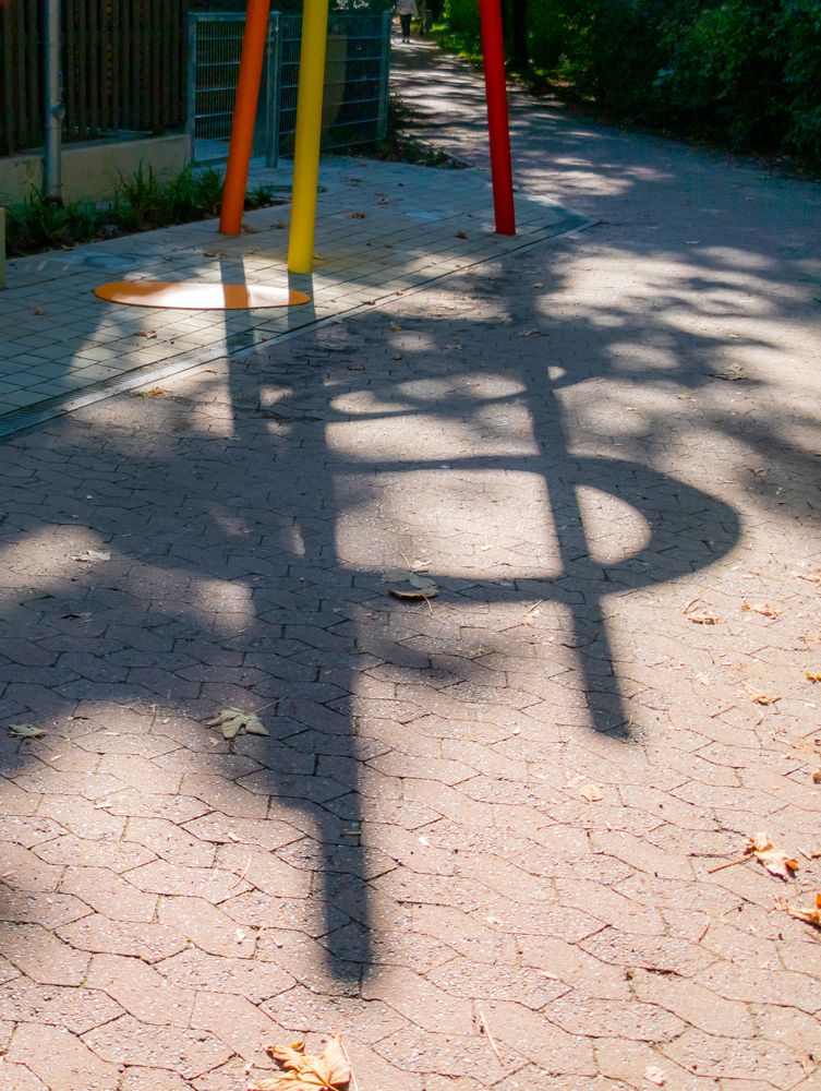 Die wandernden Schatten setzen das Bodenelement grafisch in Szene.